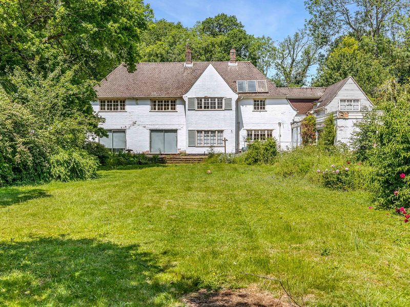 5 Bed House Detached For Sale in Crawley